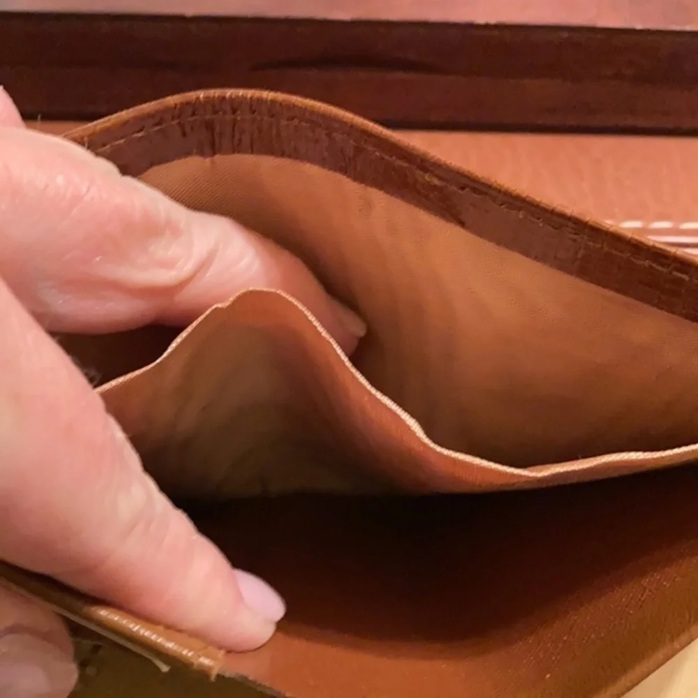 NWOT made in Great Britain caramel leather billfold